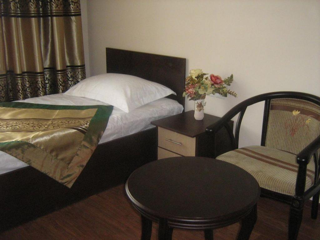 Kausar Hotel Алма Ата Стая снимка