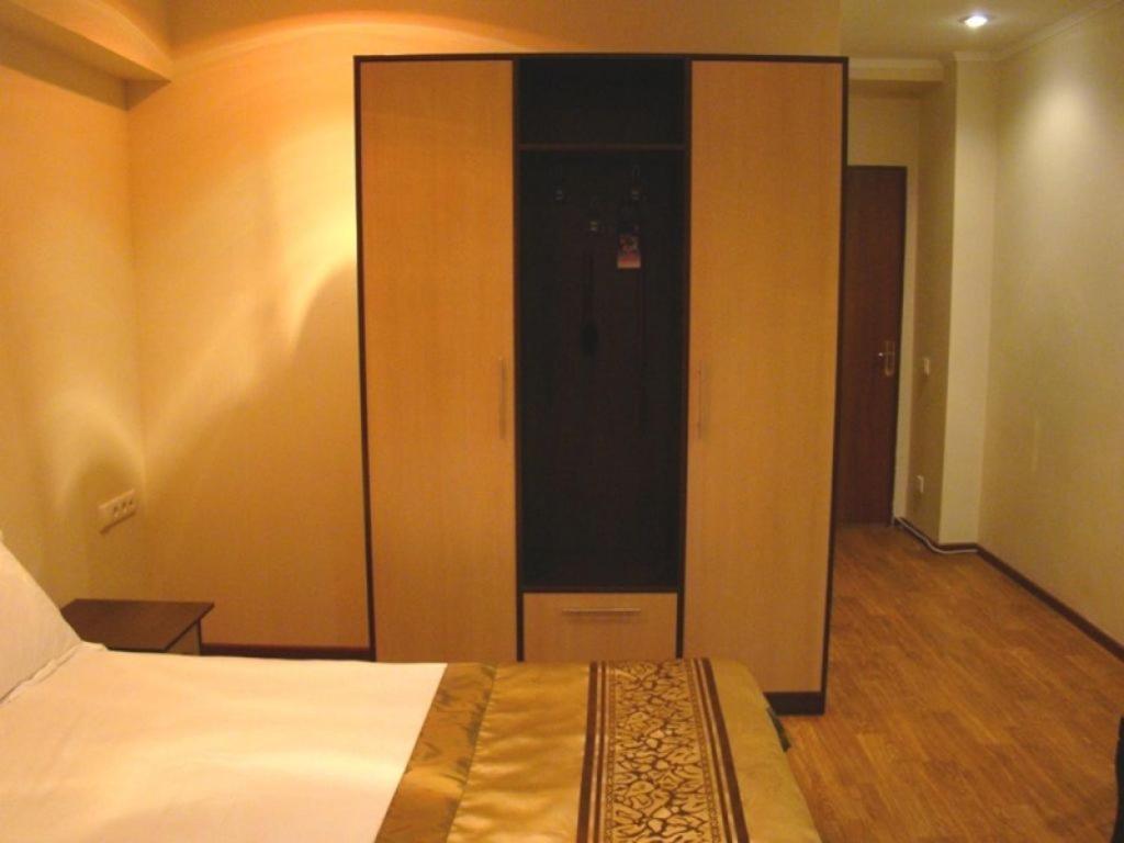 Kausar Hotel Алма Ата Стая снимка