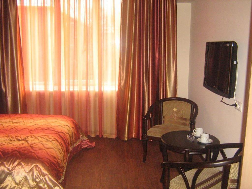 Kausar Hotel Алма Ата Стая снимка