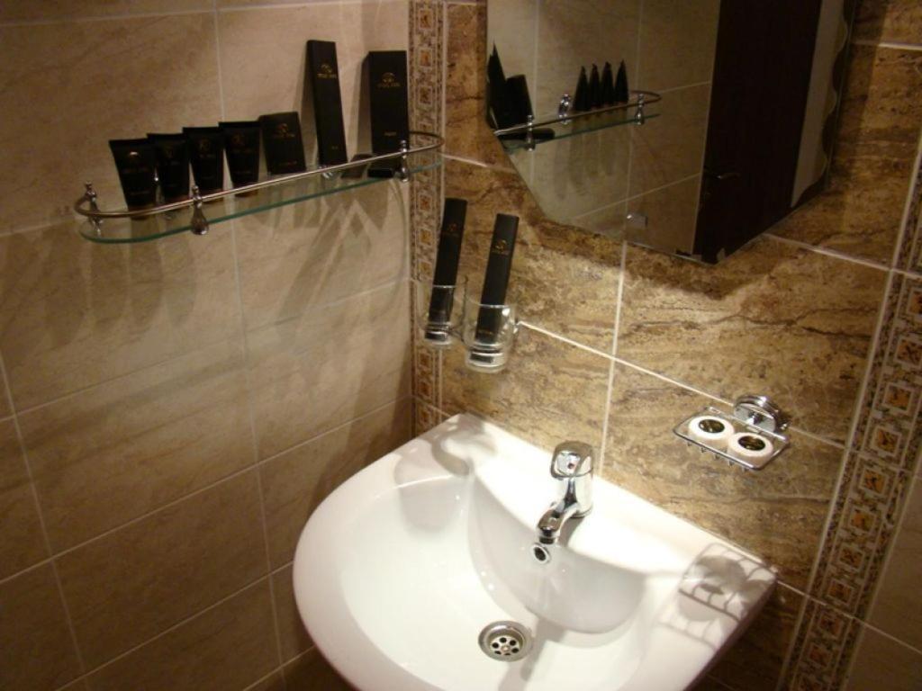 Kausar Hotel Алма Ата Стая снимка