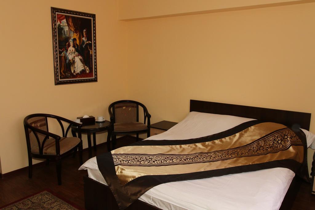 Kausar Hotel Алма Ата Екстериор снимка