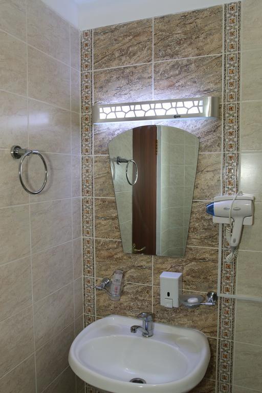 Kausar Hotel Алма Ата Стая снимка