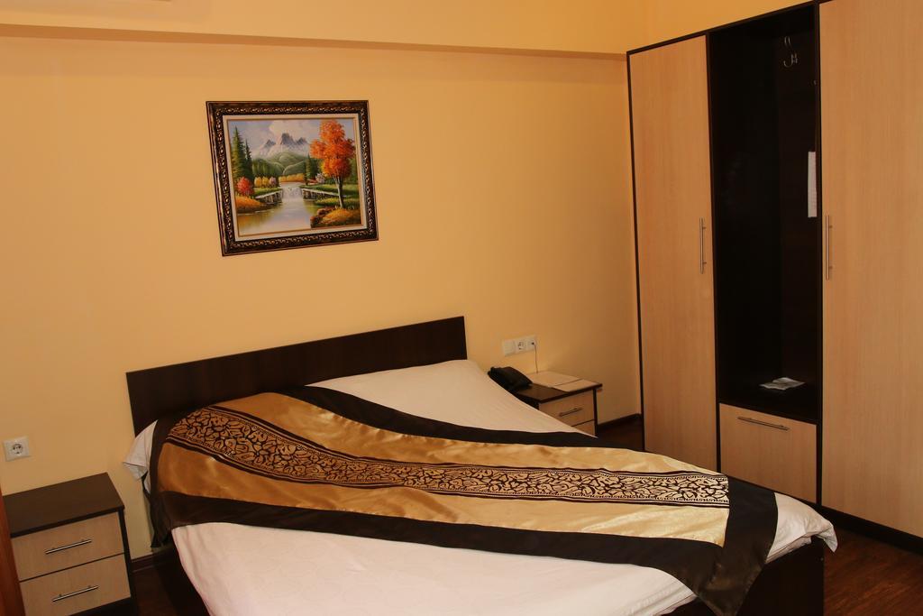 Kausar Hotel Алма Ата Стая снимка